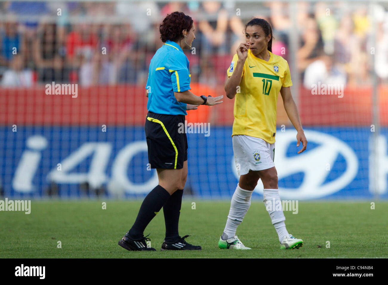 Marta of Brazil (R) widerspricht Schiedsrichter Jacqui Melksham (L) bei einer Frauen WM Viertelfinalspiel gegen die USA. Stockfoto
