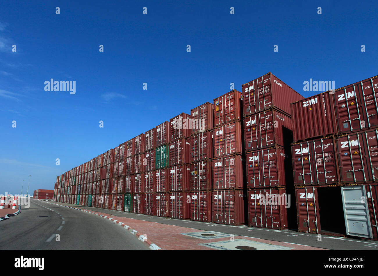 Am Frachtterminal im Hafen von Haifa, Israels größtem Seehafen, wurden Frachtcontainer der größten Frachtschifffahrtsgesellschaft von Zim Israel gestapelt Stockfoto