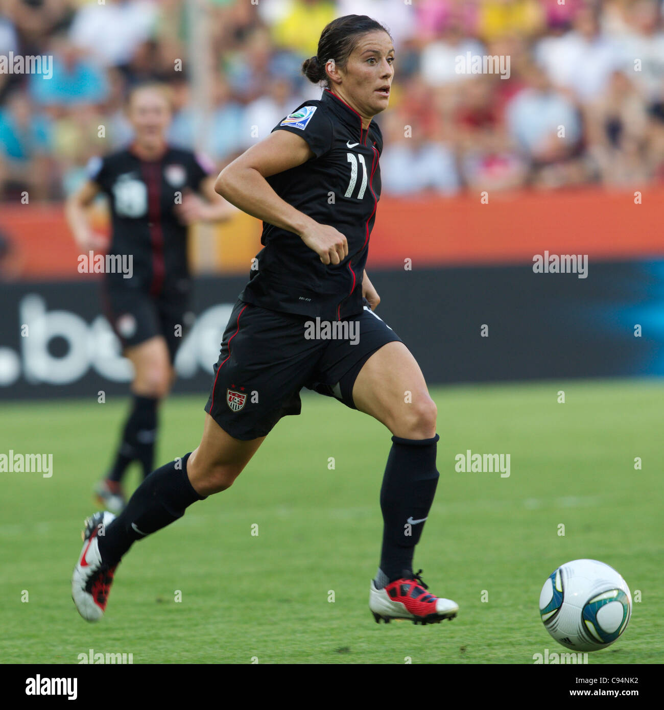 Alex Krieger der Vereinigten Staaten bewegt sich den Ball während einer 2011 FIFA Frauen WM Viertelfinalspiel gegen Brasilien. Stockfoto