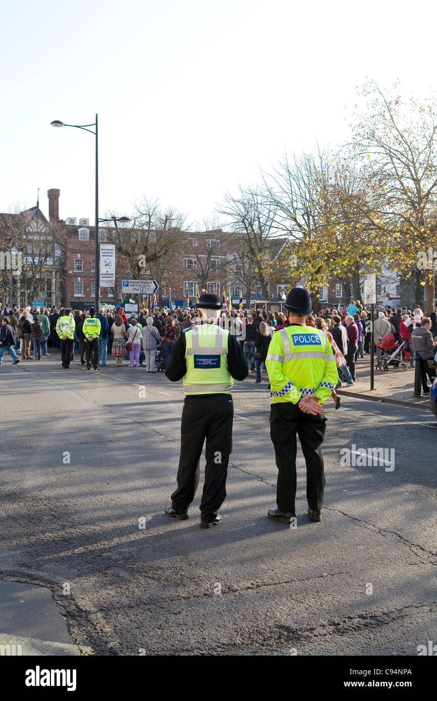 Polizist und Gemeinschaft unterstützen Offizier vom Dienst bei einer Veranstaltung in Salisbury Wiltshire UK Stockfoto