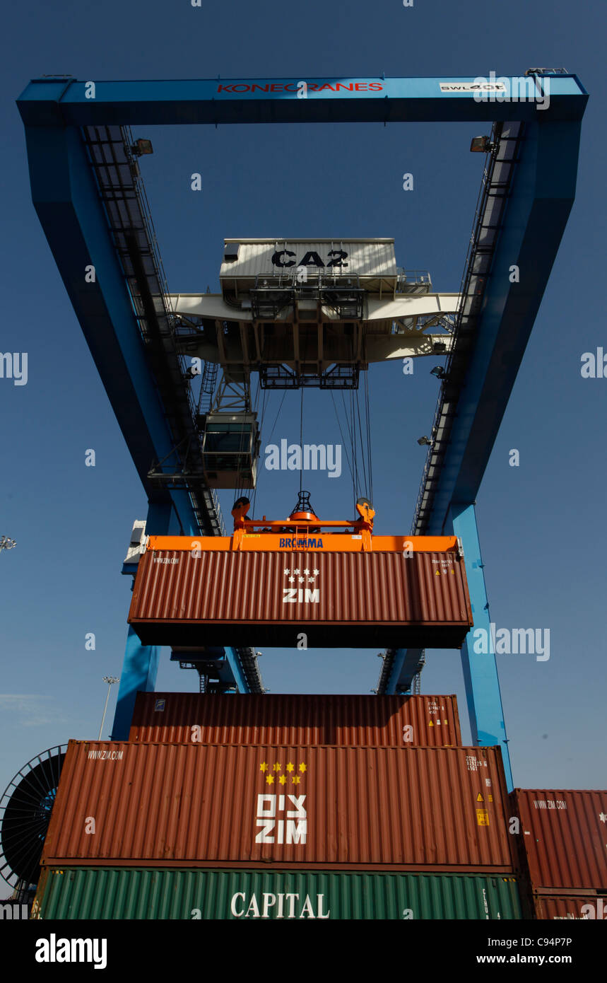 Ein Industriekranheber-Container der größten Frachtschifffahrtsgesellschaft von Zim Israel von einem Schiff am Frachtterminal im Hafen von Haifa, dem größten Seehafen Israels Stockfoto