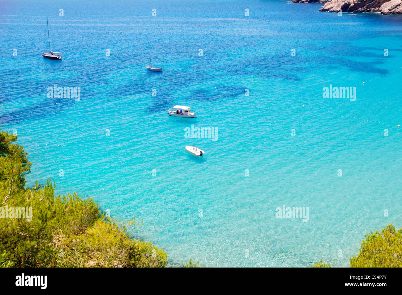 Ibiza Cala de Sant Vicent Caleta de San Vicente Strand türkisfarbenes Wasser Stockfoto