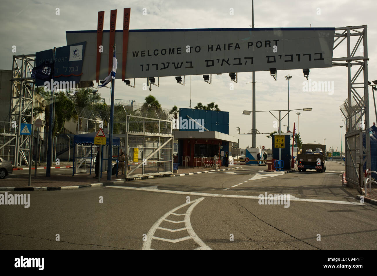 Eingang in den Hafen von Haifa und positioniert sich als das wichtigste Tor zu den Staat Israel und der wichtigste Hafen für Seehandel im östlichen Mittelmeer als Passagier- und Verkehr Überspannungen. Haifa, Israel. 13. November 2011. Stockfoto