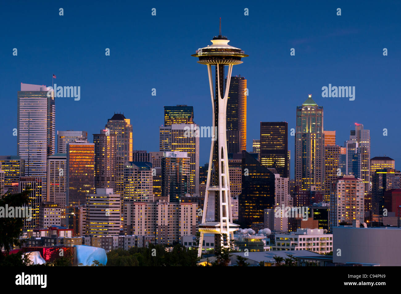 Panoramablick über die Skyline der Innenstadt in der Abenddämmerung, Seattle, Washington, USA Stockfoto