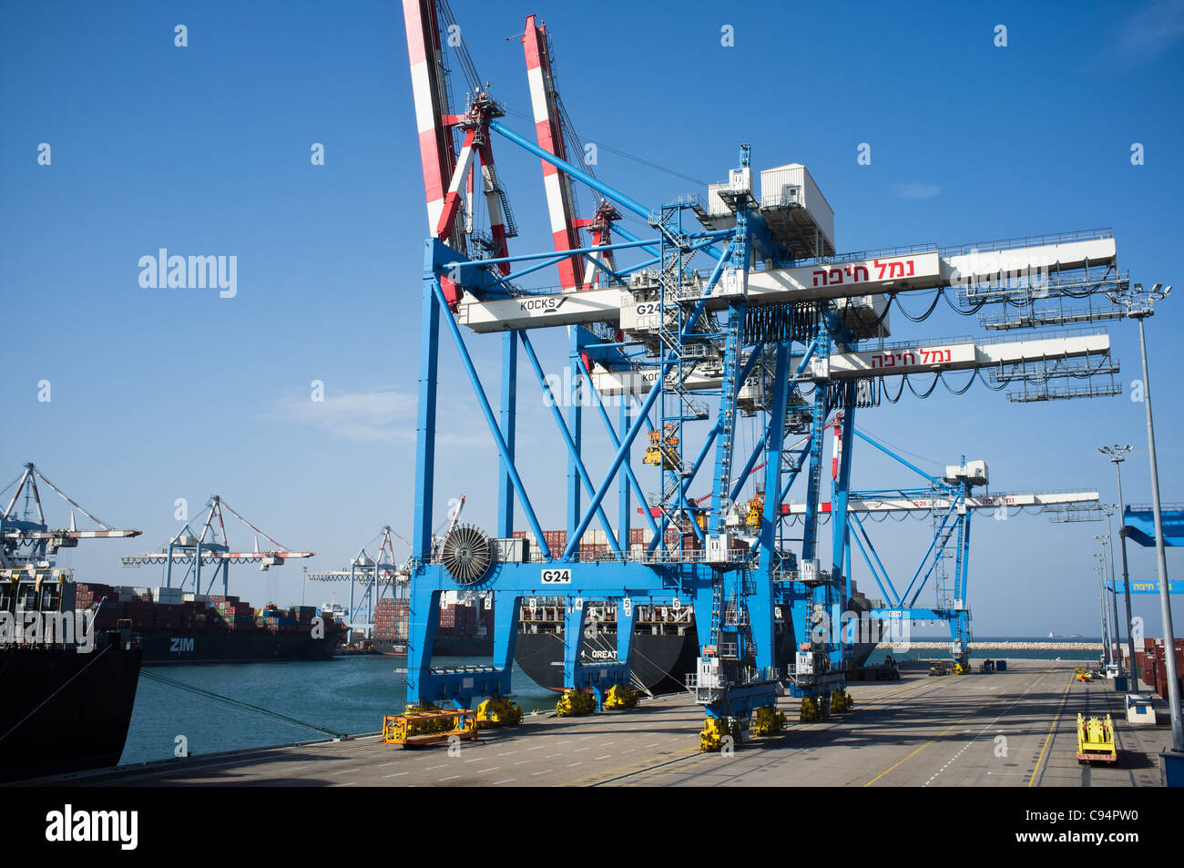 Riesige Kräne behandeln Ladung und Container im Hafen von Haifa, wie geht es weiter positioniert sich als das wichtigste Tor zu den Staat Israel und der wichtigste Hafen für Seehandel im östlichen Mittelmeer. Haifa, Israel.  13.11.2011. Stockfoto