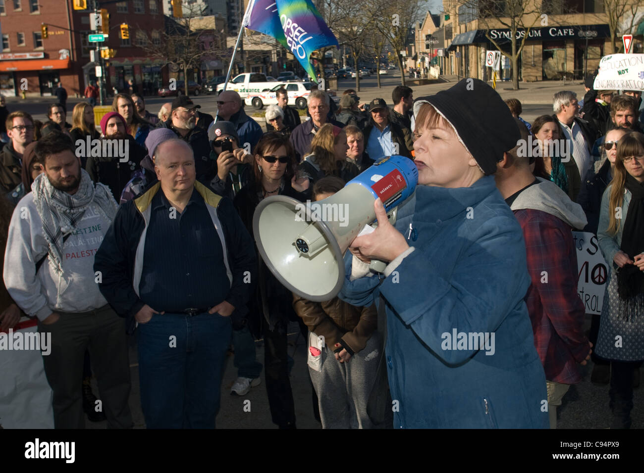 London Ontario, Kanada - 12. November 2011. Was zunächst als eine Kundgebung im Victoria Park, wo besetzen London lagerten war, verwandelte sich in einen spontanen Marsch durch den Kern der Innenstadt. Die Polizei informiert den Demonstranten, dass sie im Rahmen ihrer Rechte zu marschieren, aber verlangt, dass sie auf der Si bleiben Stockfoto