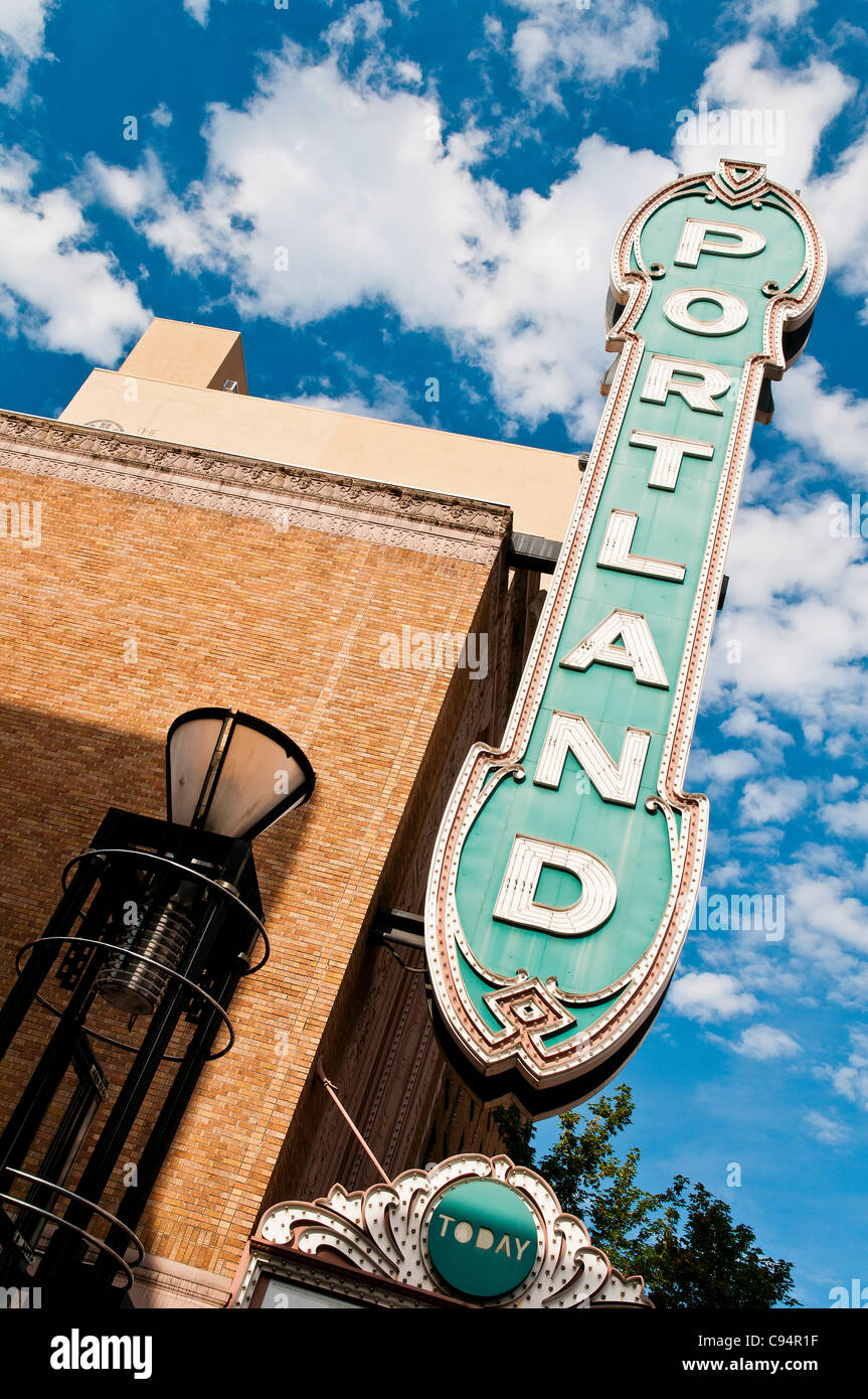 "Portland" Schild über den Broadway Festzelt, Arlene Schnitzer Concert Hall, Portland, Oregon, USA Stockfoto