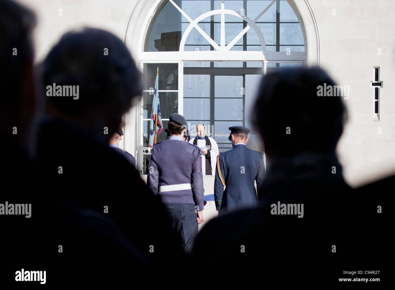 2011 Gedenkgottesdienst in Runnymede Air Forces Memorial unter der Leitung von Pfr. Flight Lieutenant G Firth - gerichtete Kamera Stockfoto