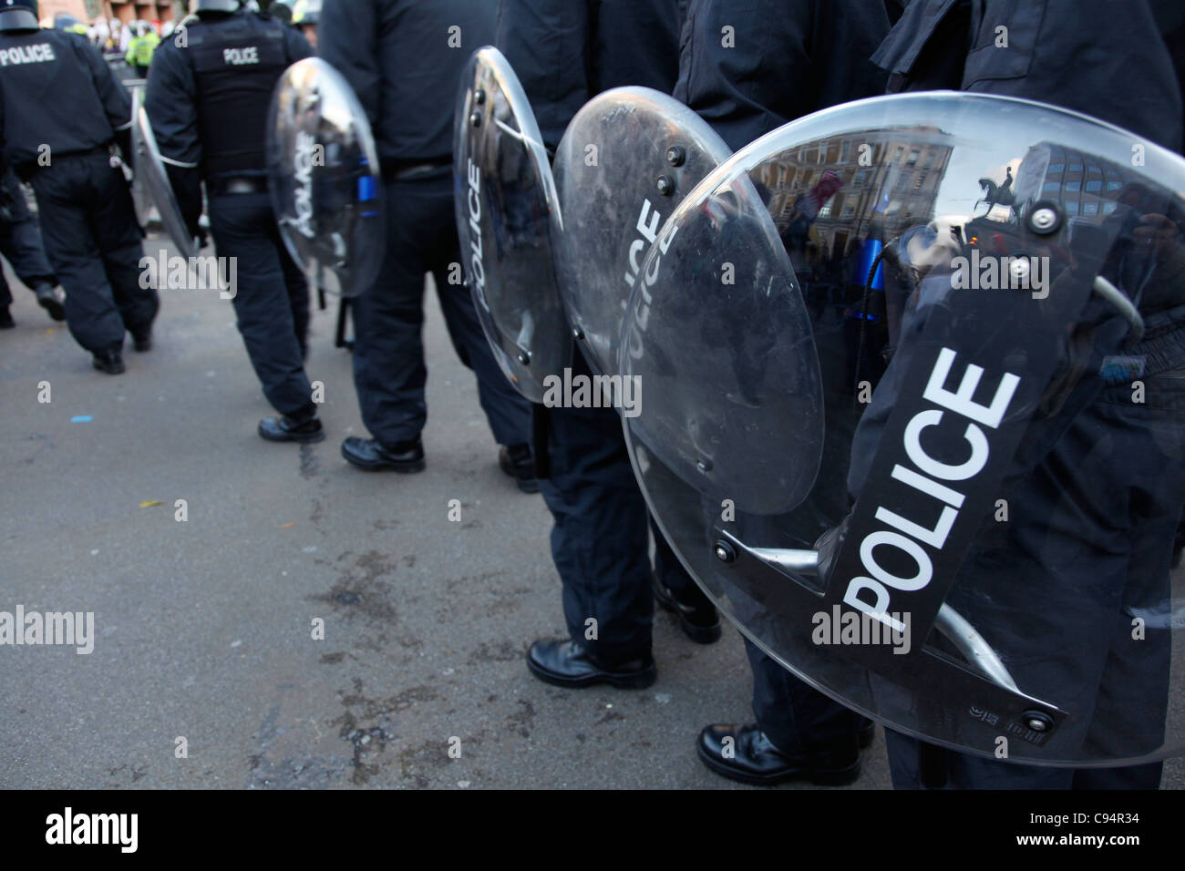 Polizei-Schilde bei Emonstration gegen Kürzungen im Bildungsbereich vorbei besetzen London Zeltstadt außerhalb St. Pauls Cathedral. London, UK Stockfoto