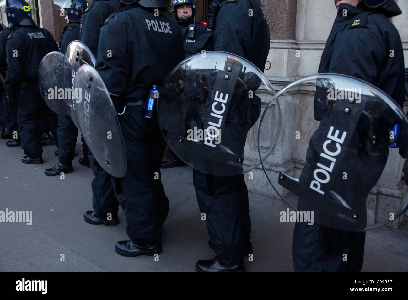 Polizei Shieldsat Demonstration gegen Kürzungen im Bildungsbereich vorbei besetzen London Zeltstadt außerhalb St. Pauls Cathedral. London, UK Stockfoto