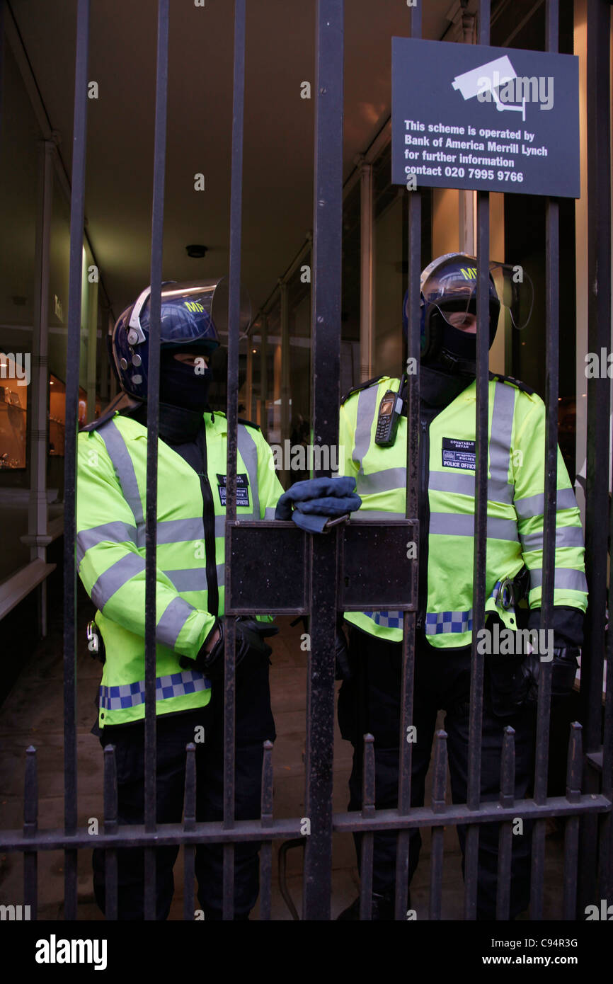 Polizei Videodemonstration gegen Kürzungen im Bildungsbereich vorbei besetzen London Zeltstadt außerhalb St. Pauls Cathedral. London, UK Stockfoto