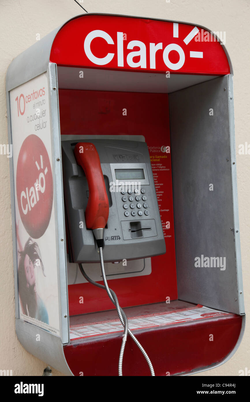Ecuador. Öffentliche Telefonzelle von Claro-Kommunikations-Unternehmen laufen Stockfoto