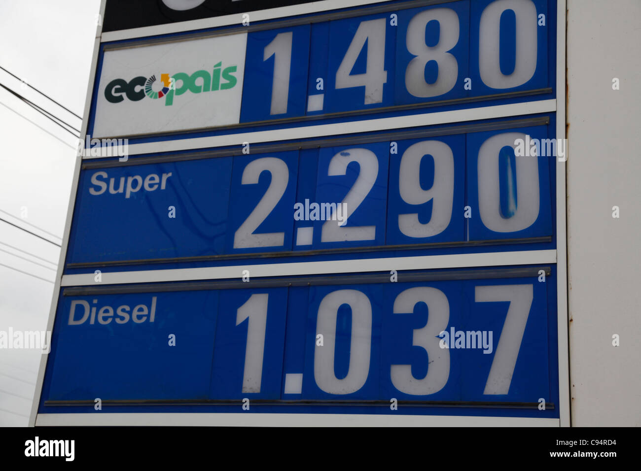 Ecuador. Tankstelle mit Preis für US-Gallone in US-Dollar. Einer der günstigsten Benzinpreise in der Welt. Stockfoto