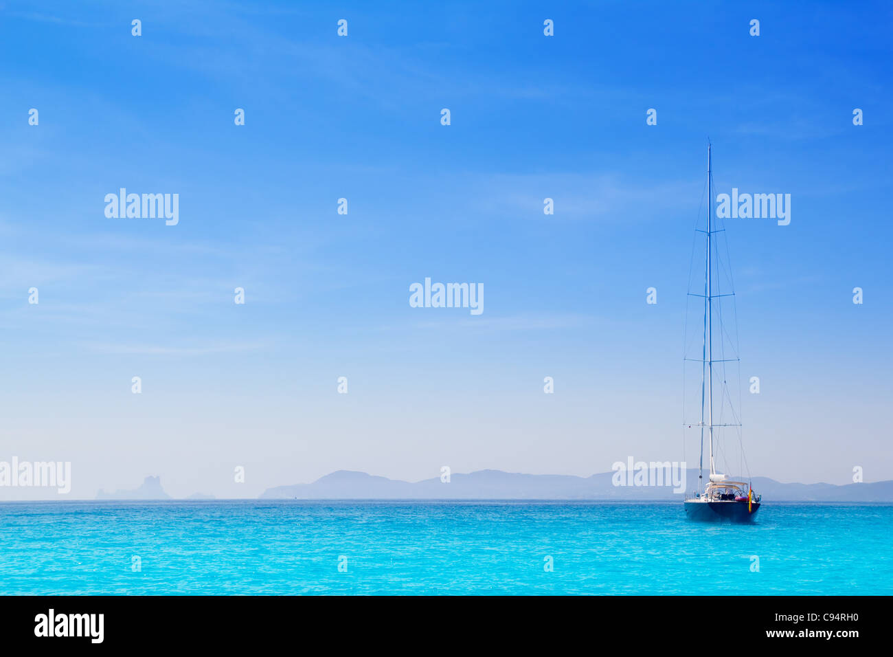 Ibiza-Berge mit Segelboot aus Formentera türkisfarbenen Meer Stockfoto