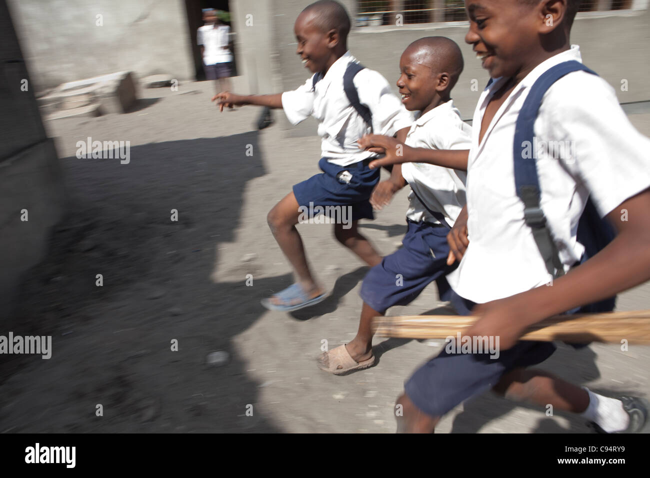 Studenten-Ansturm auf die Toiletten an Keko Mwanga B Primary School in Dar Es Salaam, Tansania. Stockfoto