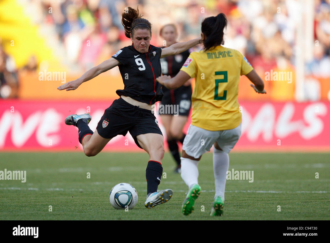 Heather O'Reilly der Vereinigten Staaten setzt auf um den Ball zu treten, während ein FIFA Frauen WM Viertelfinalspiel gegen Brasilien. Stockfoto