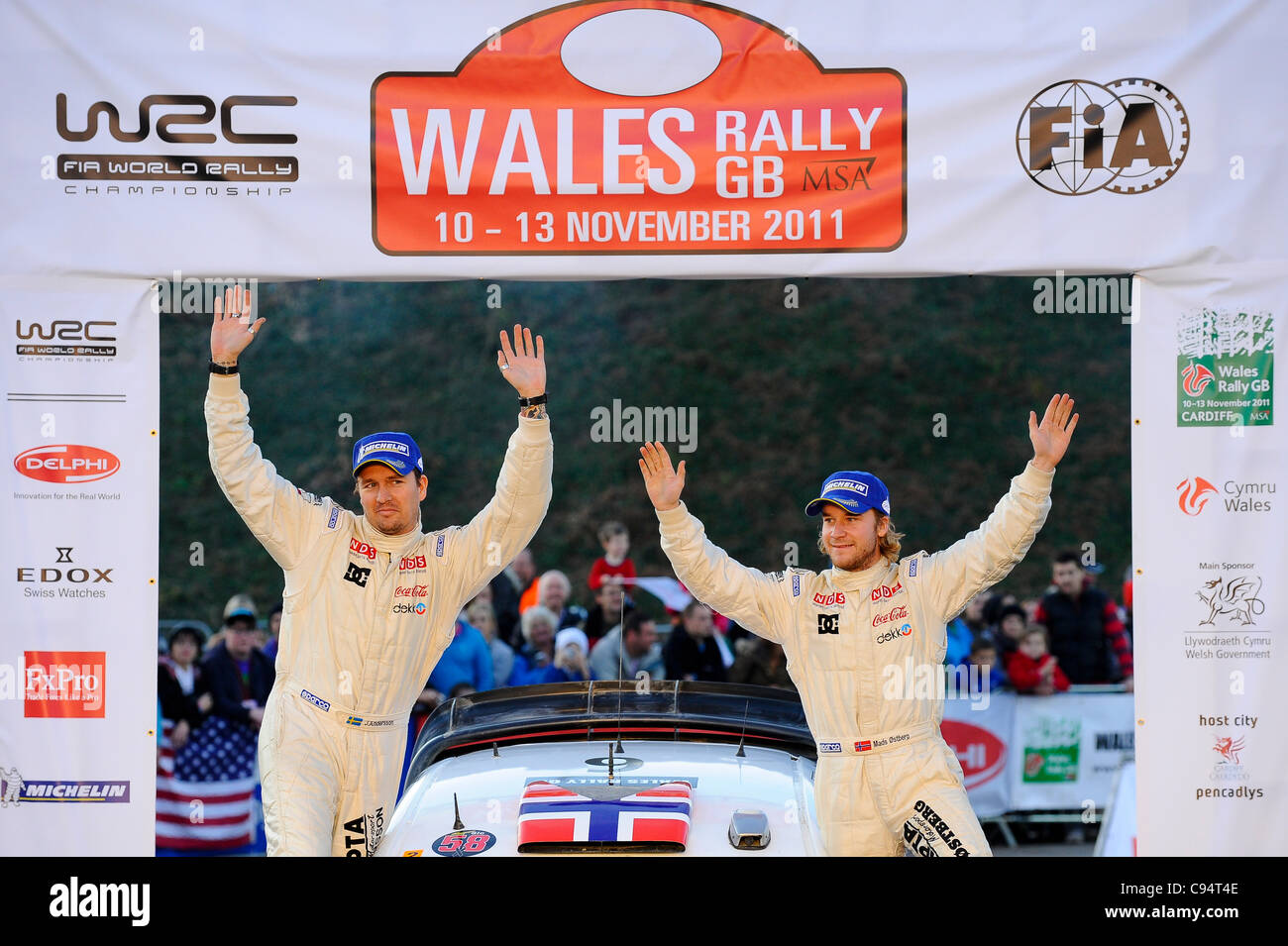 13.11.2011 Cardiff, Wales. Rallye Vizemeister Mads Östberg (NOR) und Co-Pilot Jonas Andersson (SWE) #6-M-Sport Stobart Ford World Rally Team Ford Fiesta RS WRC-Stand auf dem Podium in der zeremoniellen beenden auf dem Gelände des Cardiff Castle im Laufe von Tag 4 der FIA WRC Wales Rallye GB. Stockfoto