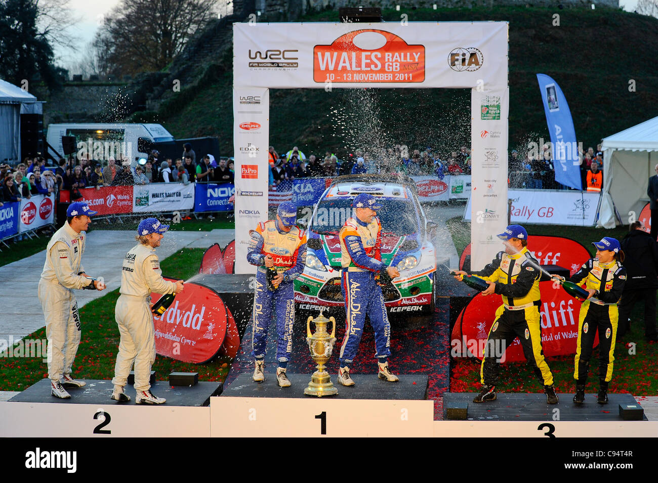 13.11.2011 Cardiff, Wales. Die 3 Erstplatzierten (L-R) Mads Östberg (NOR) und Co-Pilot Jonas Andersson (SWE) # 6 M-Sport Stobart Ford World Rally Team Ford Fiesta RS WRC, Sebastien Ogier (FRA) und Beifahrer Julien Ingrassia (FRA) der Citroen Total WRT Citroen DS3 WRC und Henning Solberg () #2 Stockfoto