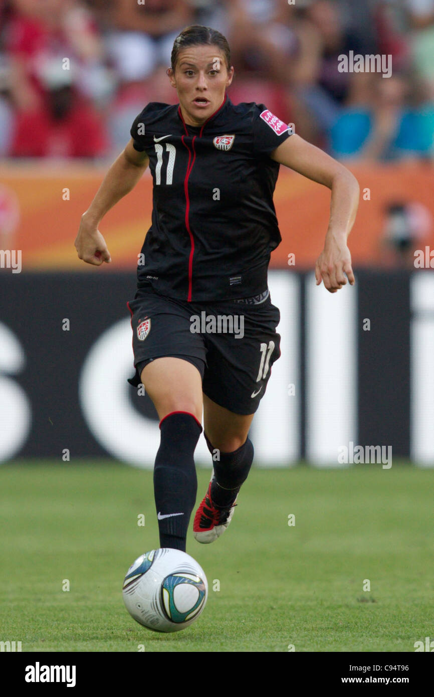 Alex Krieger der Vereinigten Staaten bewegt sich den Ball während einer 2011 FIFA Frauen WM Viertelfinale Fußballspiel gegen Brasilien. Stockfoto