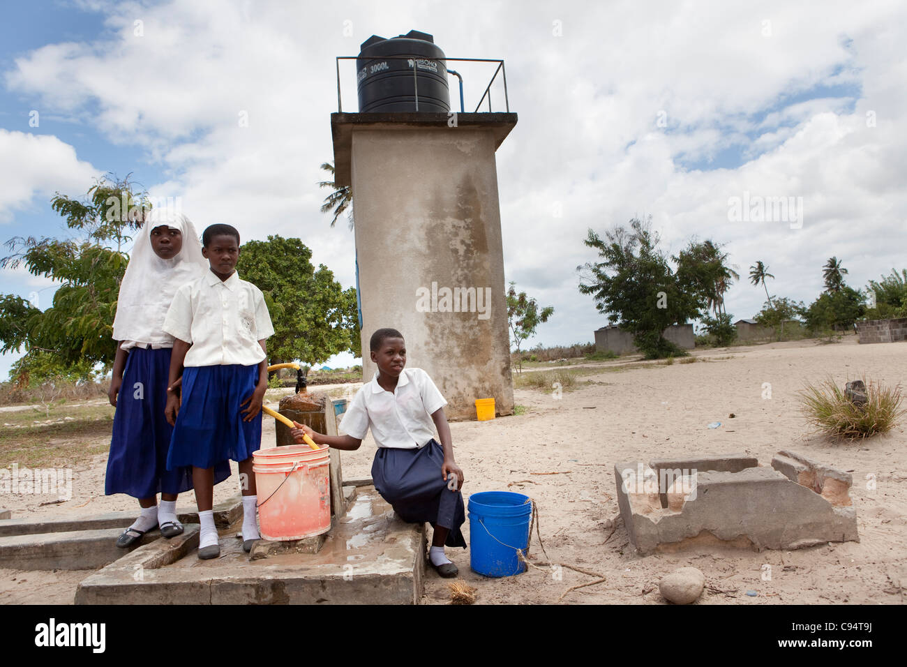 Studenten sammeln Wasser von einer Ernte-Station in Dar Es Salaam, Tansania, Ostafrika. Stockfoto