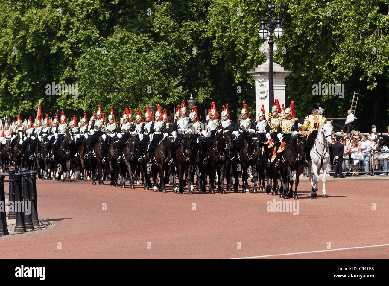 Montierten Blues and Royals Kavallerie-Regiment, Buckingham Palace, London, Vereinigtes Königreich. Stockfoto