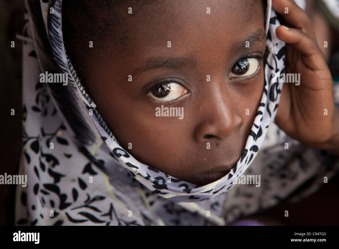 Eine junge Muslimin in Dar Es Salaam, Tansania, Ostafrika. Stockfoto