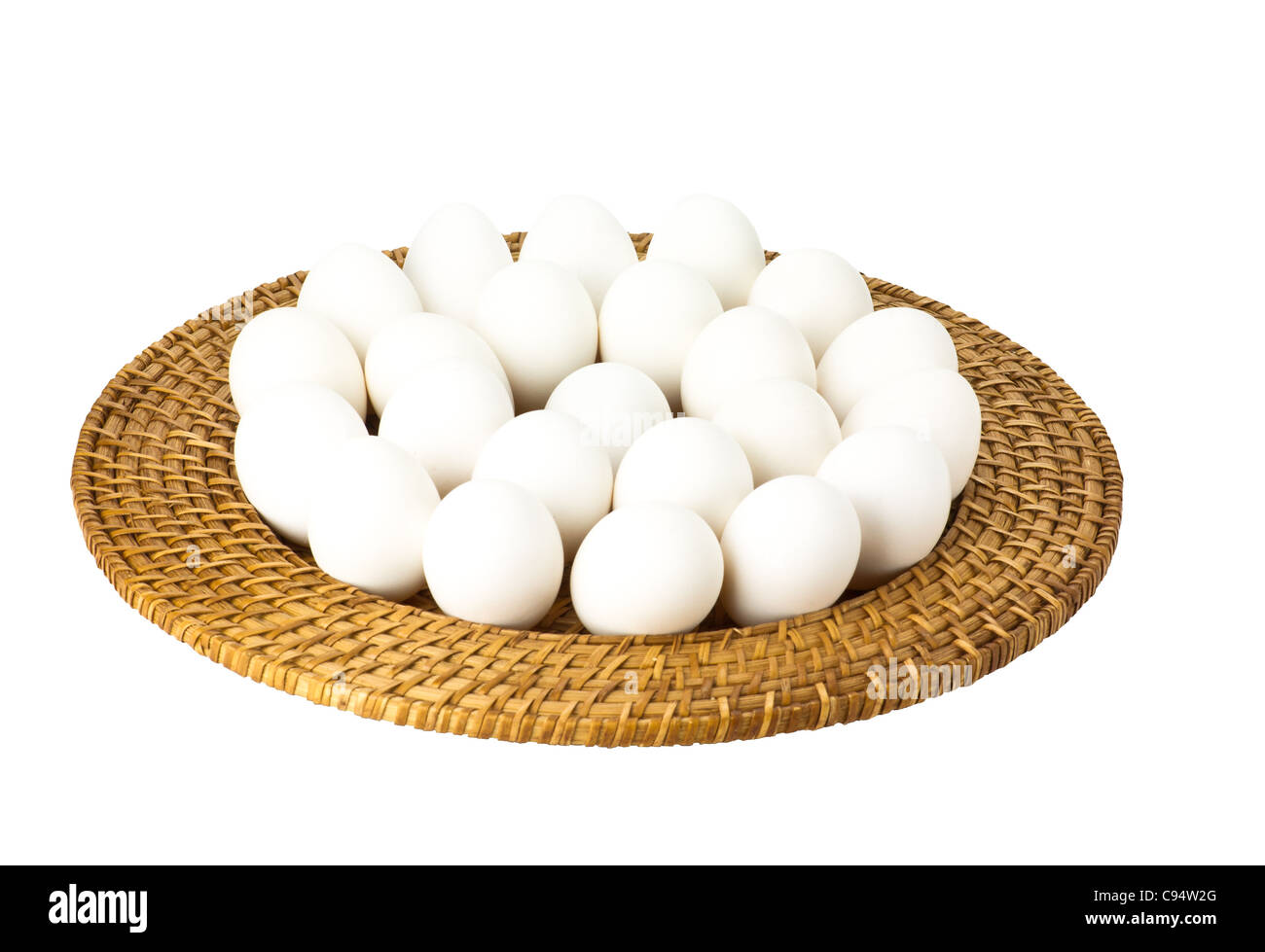 Frischen weißen Eiern angeordnet auf einem Korb Tablett isoliert auf weiss Stockfoto