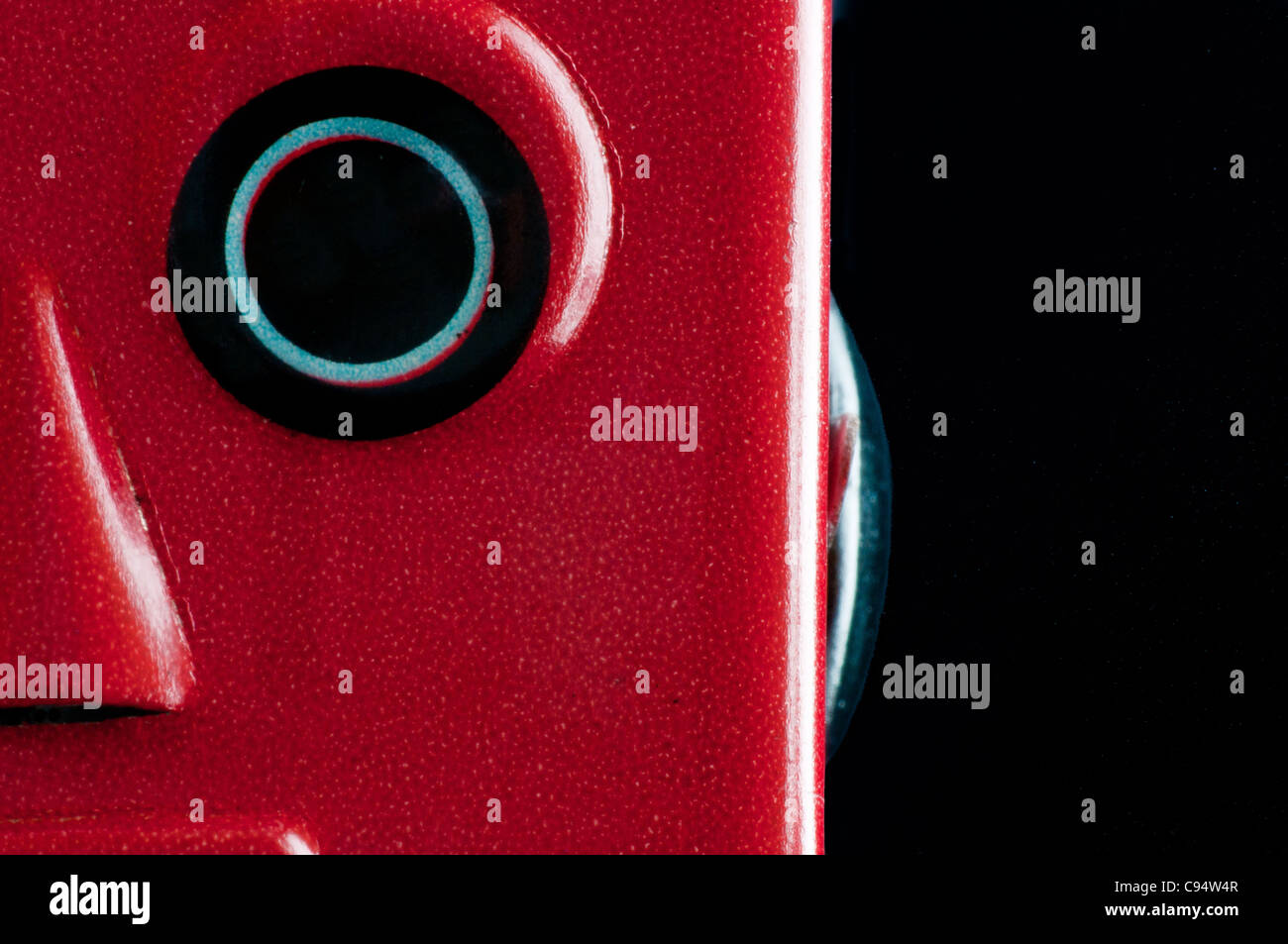 Nahaufnahme des Gesichts eines roten Zinn Metall Roboter Wind Spielzeug auf schwarzem Hintergrund Stockfoto