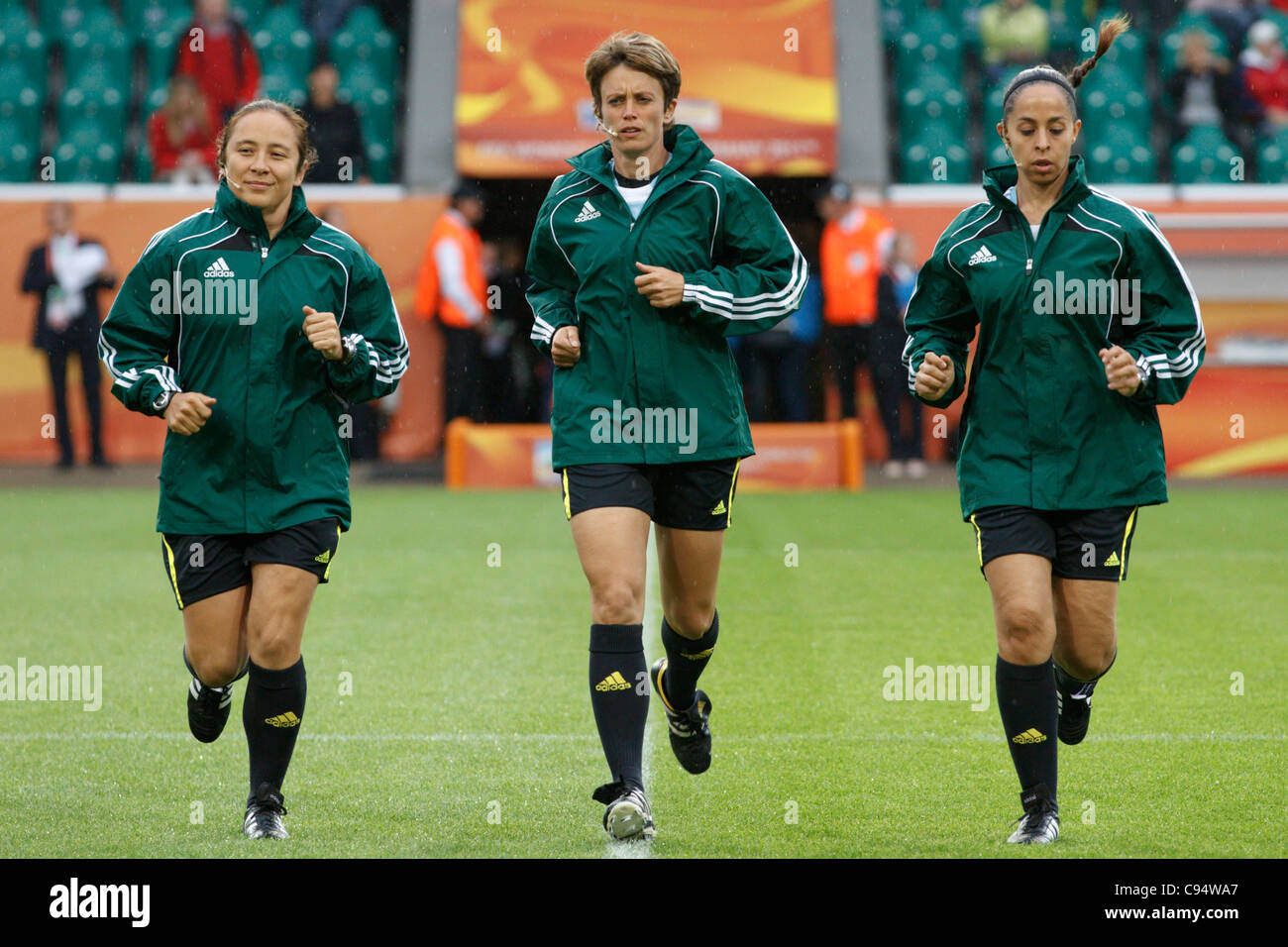 Der amtierende Team erwärmt sich vor einem 2011 FIFA Frauen Welt Cup Gruppe D Spiel zwischen Brasilien und Norwegen. Stockfoto