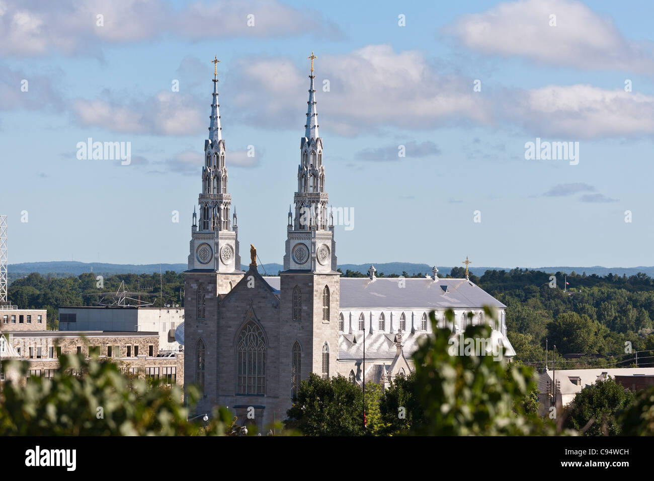 Kathedrale Notre-Dame-Basilika. Ein Ottawa Wahrzeichen im Herzen von Lowertown, von Parliament Hill gesehen. Stockfoto