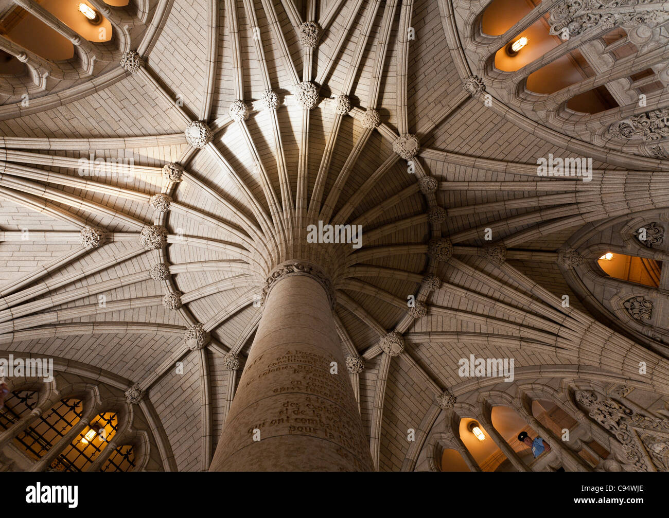 Rotunde Sunbeam mit Spalte mit Wache. Markieren Sie die Rippen der zentralen Unterstützung der Parlamentsgebäude Rotunde, Sonnenschein Stockfoto