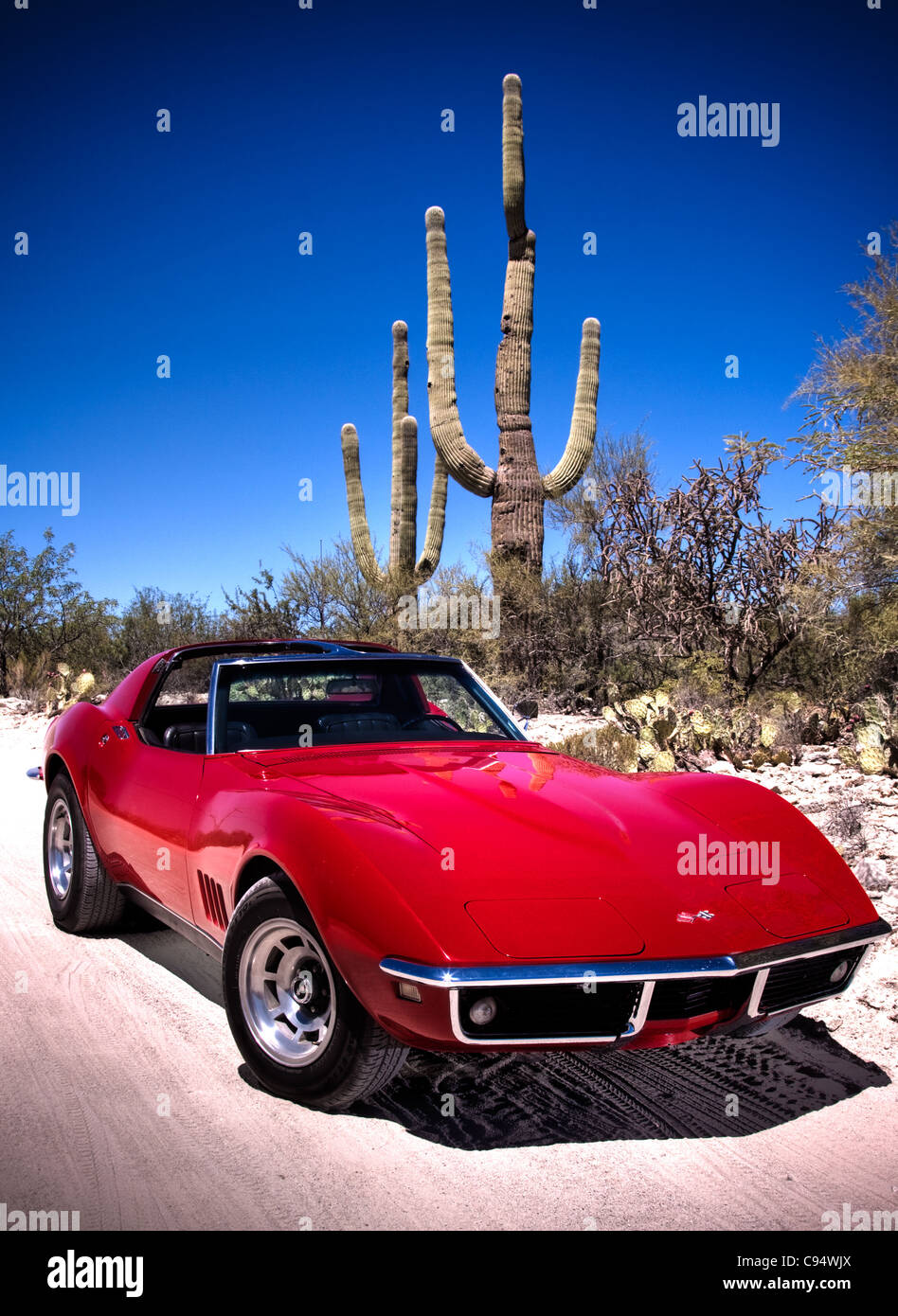 Klassische Corvette auf einer unbefestigten Straße in Arizona Stockfoto