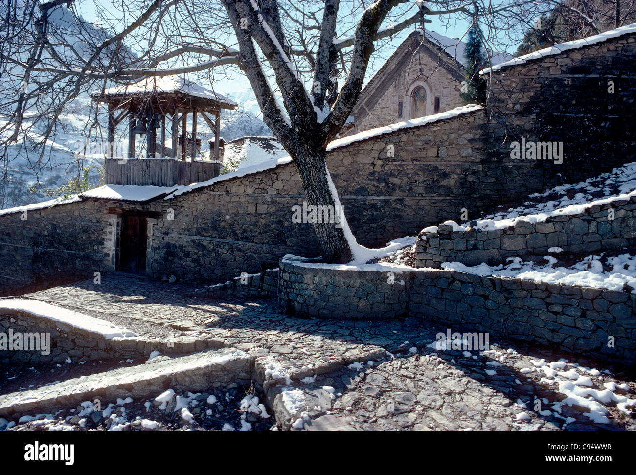 Alte Hand gebaut, Steinmauern und Wege eines Klosters in dem kleinen Bergdorf Metsovo, Griechenland Stockfoto
