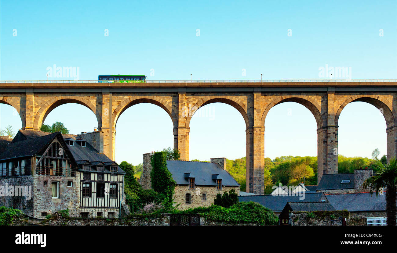 Brücke über den Fluss Rance in Dinan, Bretagne. Frankreich; Europa Stockfoto