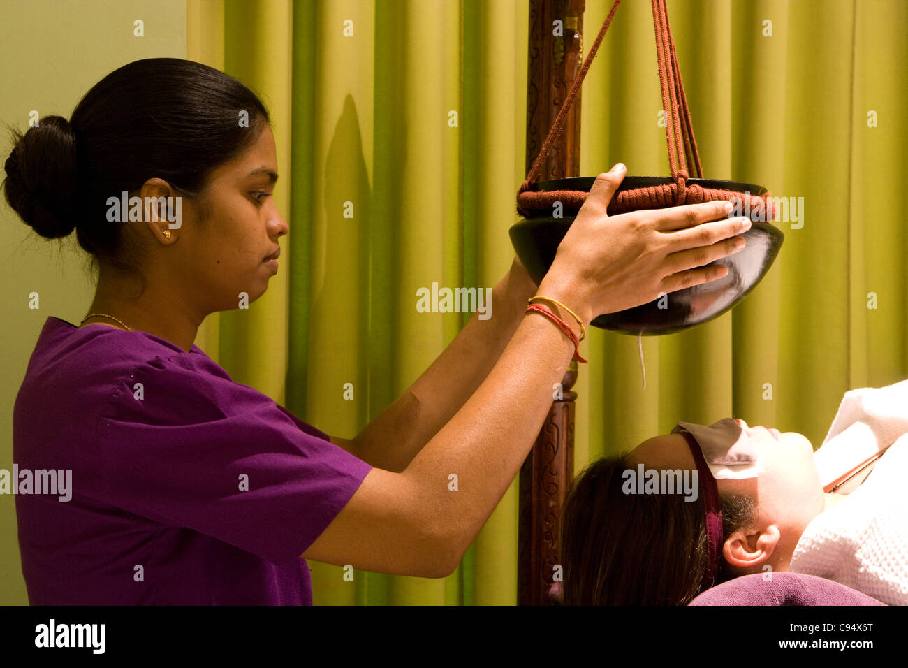 Bäder: Ayurlly Ayurvedic Spa [formal Mayoory Ayurvedic Spa] - Shirodhara Öl-Behandlung Stockfoto