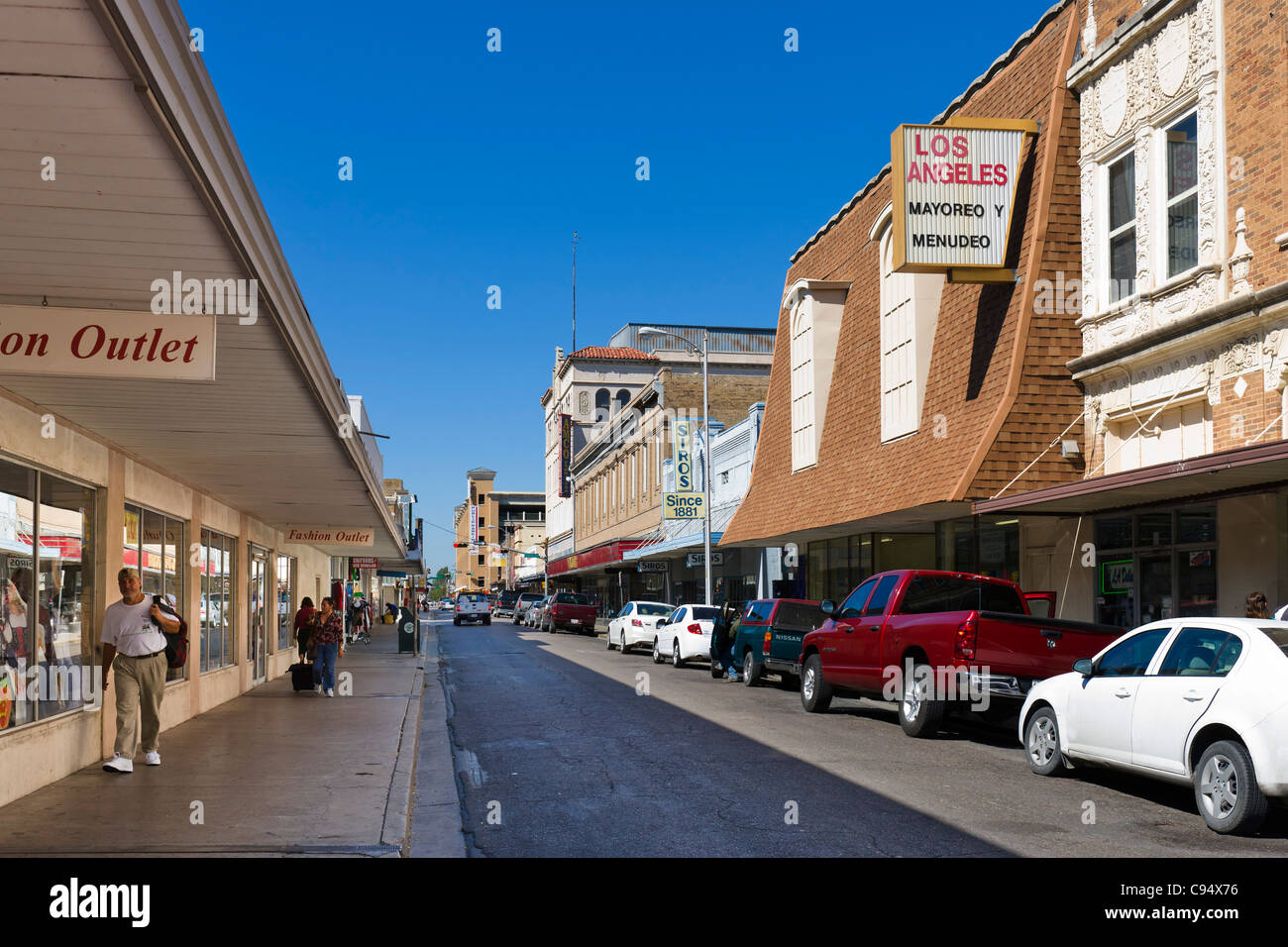 Geschäfte auf der Hidalgo Street in der Innenstadt von Laredo, Texas, USA Stockfoto
