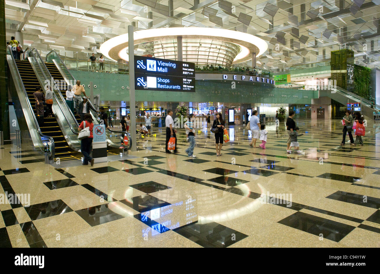Zum internationalen Flughafen Changi: Abflüge Stockfoto