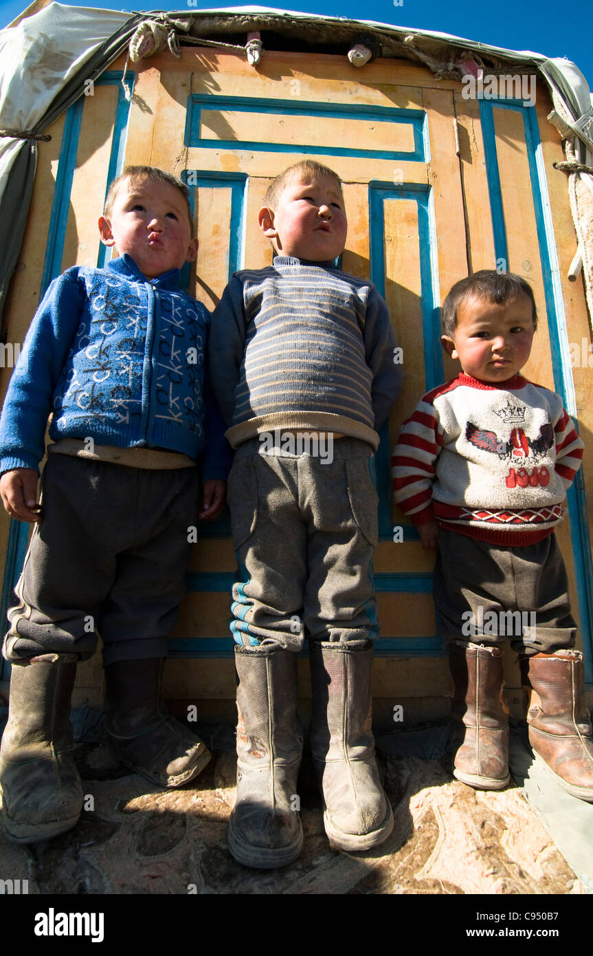 Niedliche Kasachische Kinder stehen vor der Tür in ihre Familie Jurte. Stockfoto