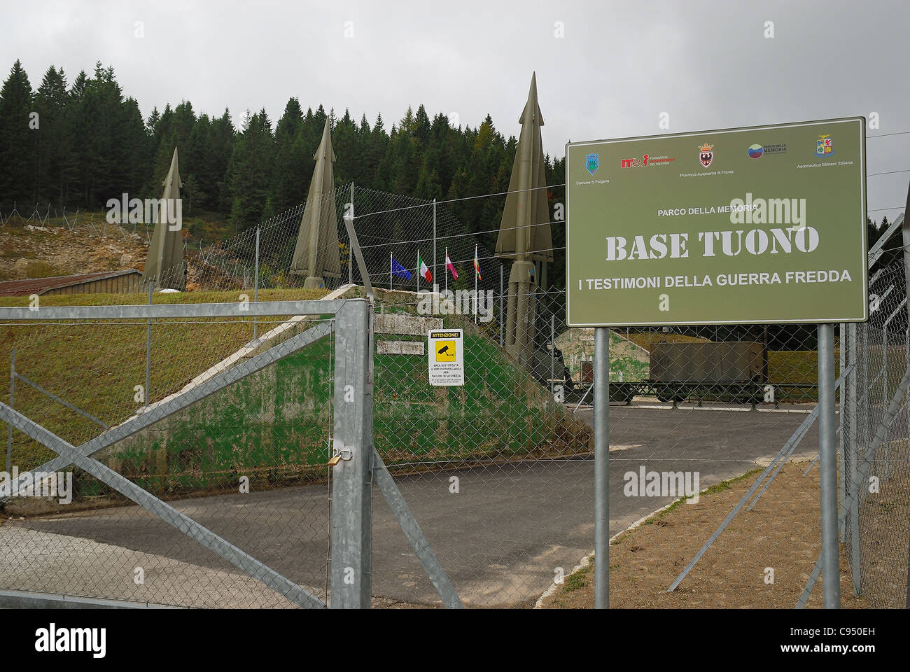 Coe Pass, Trentino, Italien. Kalter Krieg. Ex-NATO-Stützpunkt Tuono (Donner) . Der Eingang zur Basis. Stockfoto