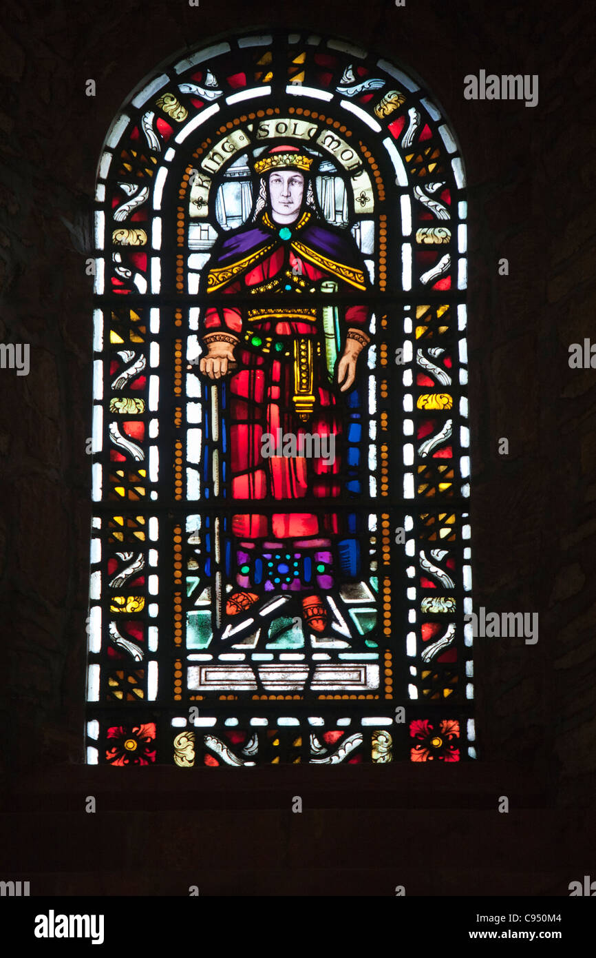 Glasfenster in St. Magnus Cathedral in Kirkwall auf Orkney Festland. Stockfoto