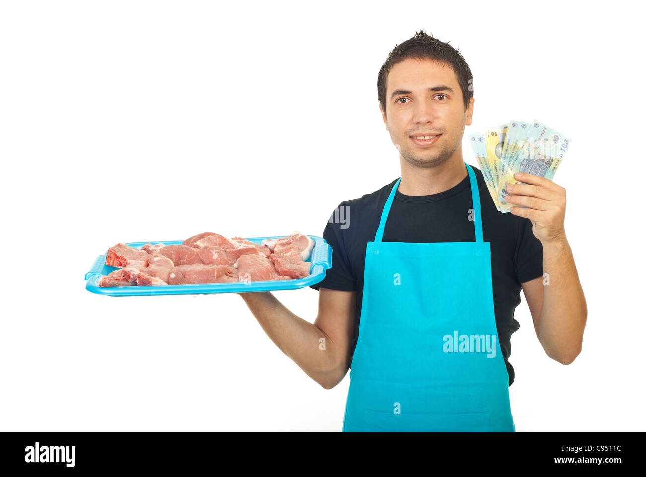 Metzger holding rohe Fleisch und Geld Banknoten isoliert auf weißem Hintergrund Stockfoto