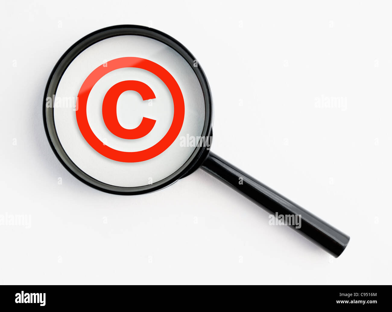 Copyright-Symbol unter einem Vergrößerungsglas mit isolierten Hintergrund Stockfoto