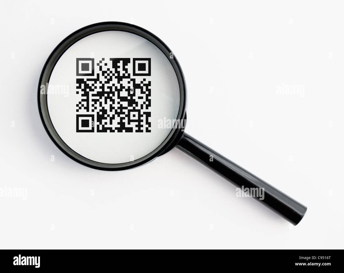 QR-Code unter einem Vergrößerungsglas mit isolierten Hintergrund Stockfoto