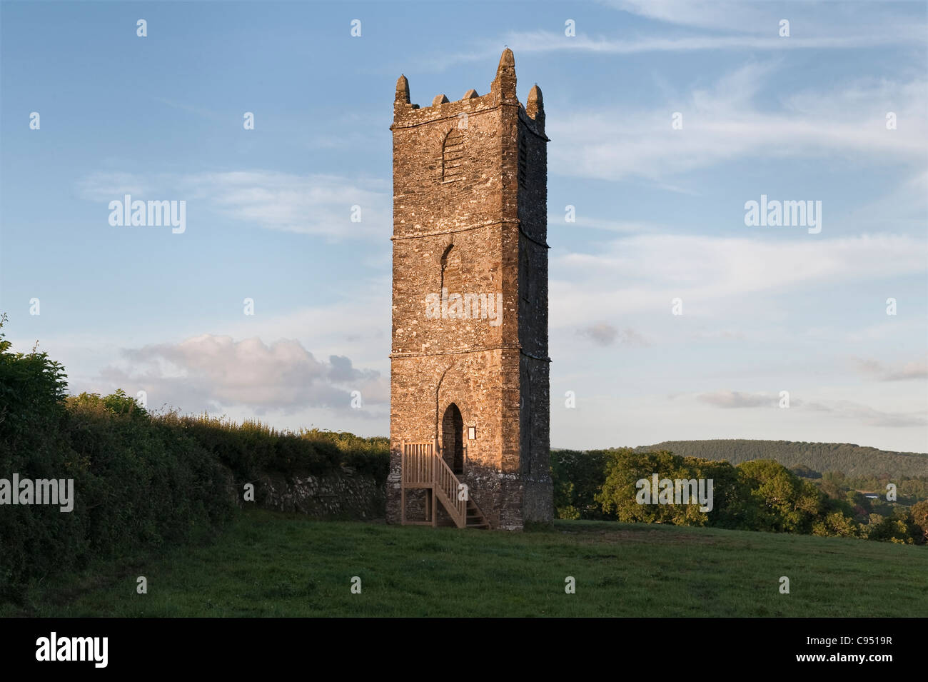 The Prospect Tower, Cotehele, Cornwall, Großbritannien, ein dreiseitiger Torheit, der 1789 erbaut wurde, um einen Besuch von König George III. Zu markieren Stockfoto
