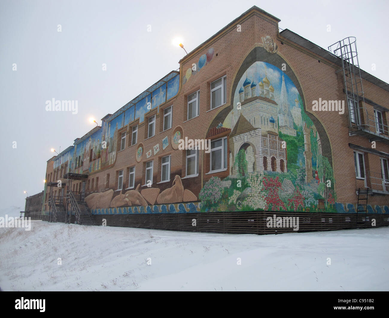 Gemälde auf das Schulgebäude, Barentsburg, Spitzbergen Stockfoto