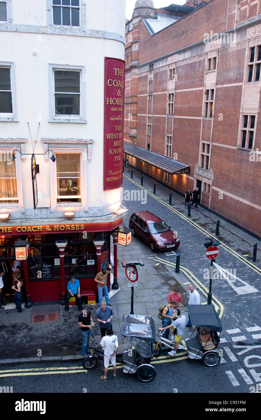 Blick vom Obergeschoss auf der Coach und Pferde Pub in Soho in London. Stockfoto