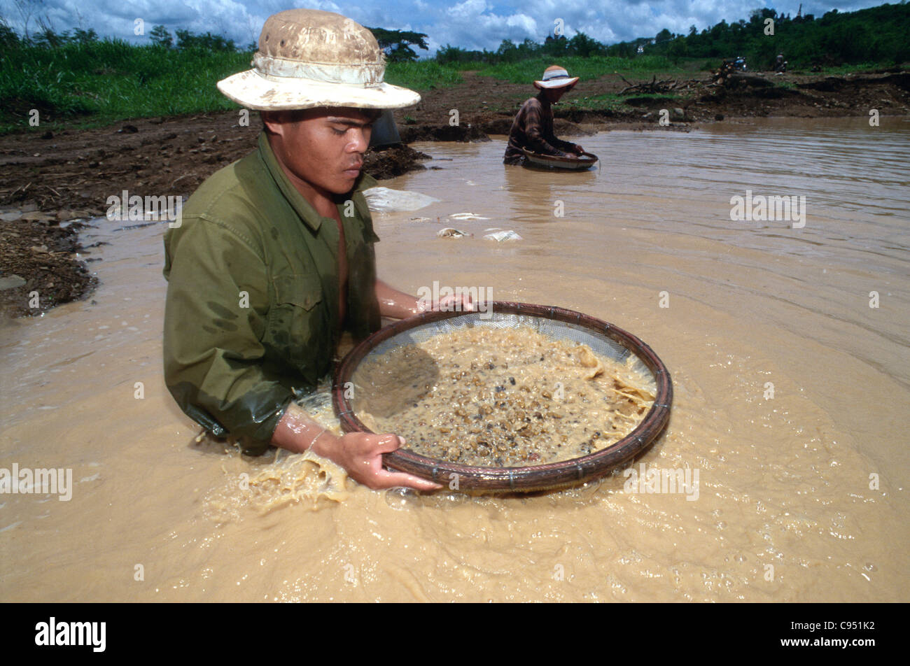 Edelstein-Bergbau in der ehemaligen Khmer Rouge-Hochburg von Pailin an der Grenze Kambodscha/Thailand. Stockfoto