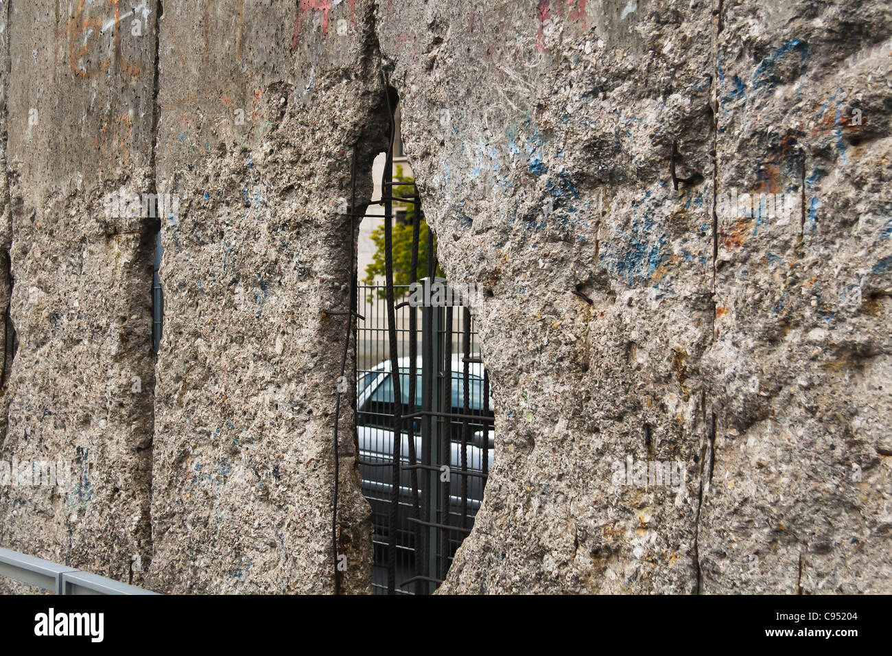 Lücke in der Berliner Mauer. Topographie des Terrors an Stelle des ehemaligen Nazi-Gestapo-HQ in Berlin, Deutschland. Stockfoto