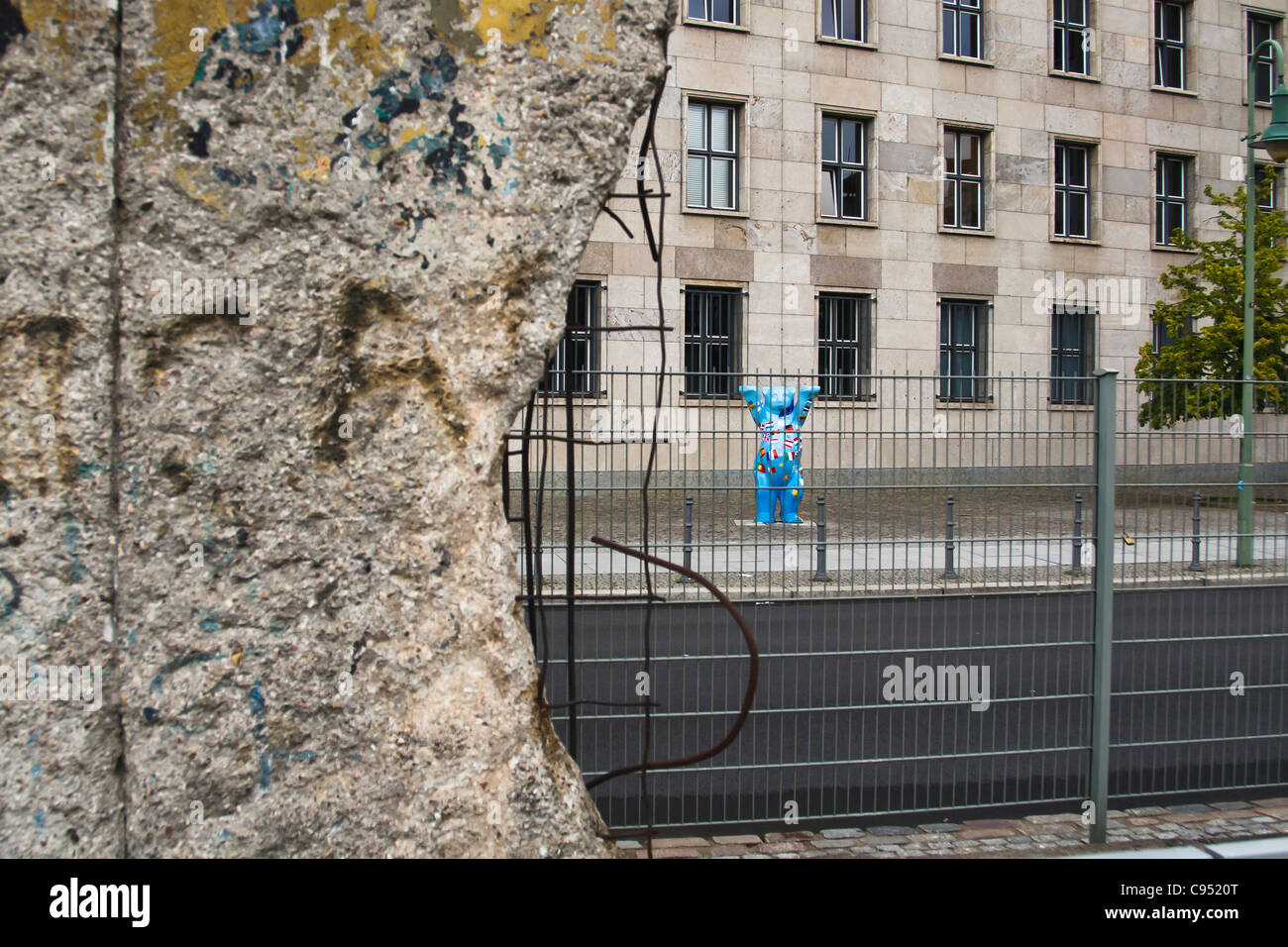 Lücke in der Berliner Mauer mit berühmten Berliner Bär Statue. Topographie des Terrors. Website der Gestapo-Zentrale. Berlin, Deutschland. Stockfoto