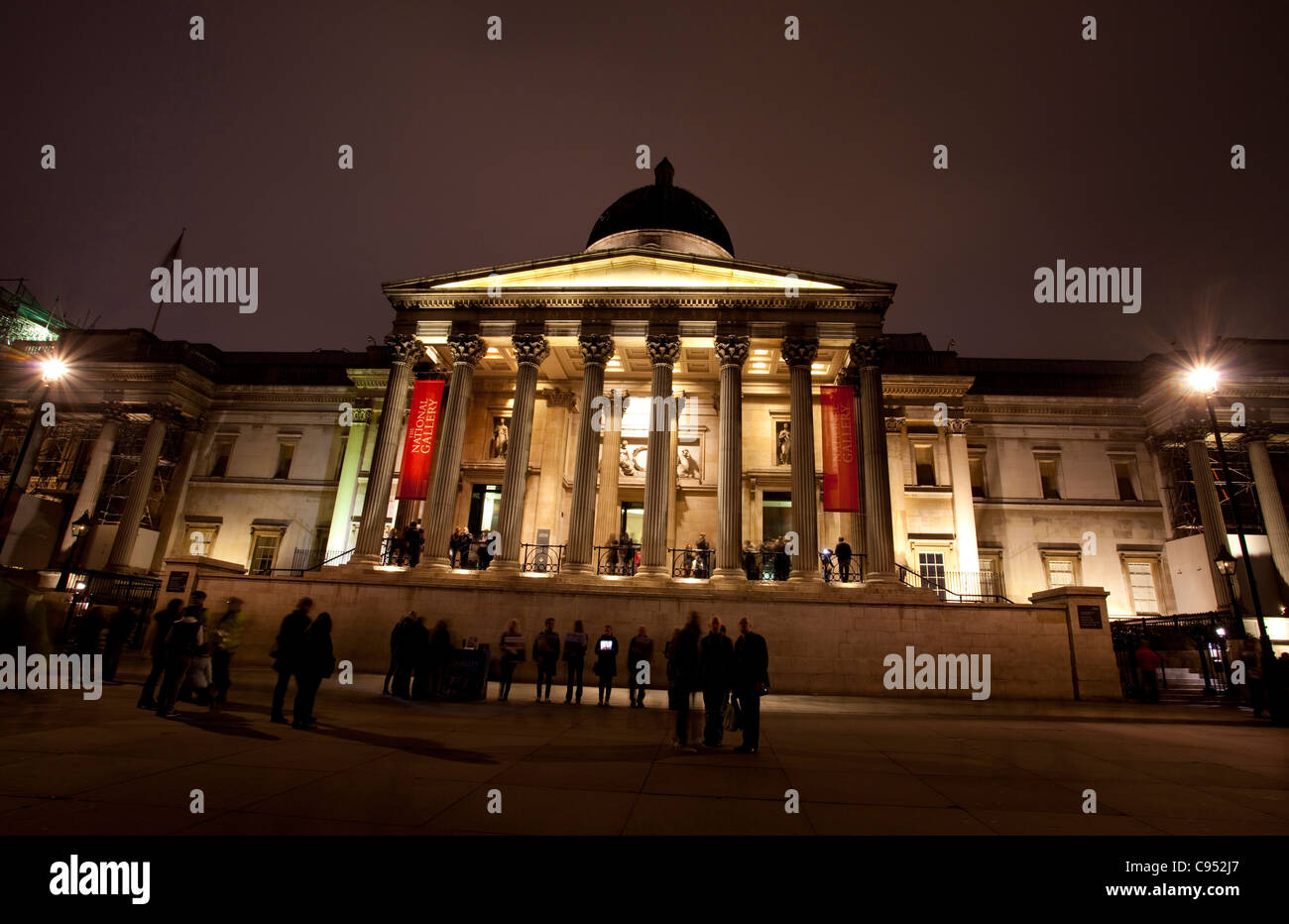 Vorderseite der Nationalgalerie bei Nacht, London, England, UK, GB Stockfoto